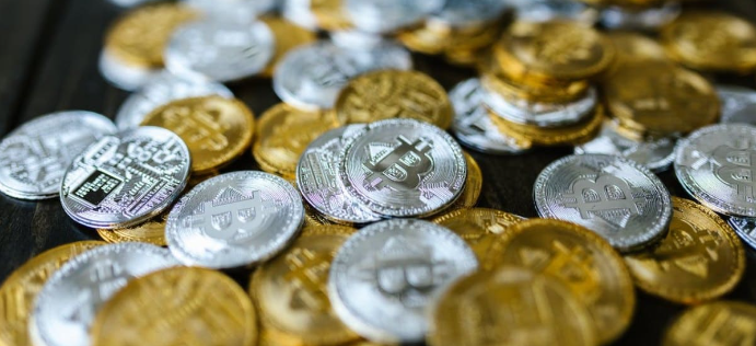 随着2024年减半和现货ETF推出，比特币价格将突破8万美元