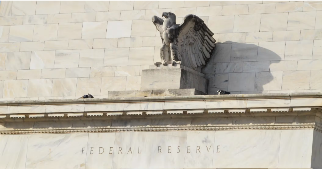 美联储大幅降息的可能性跃升至67%，比特币价格维持在58000美元以上