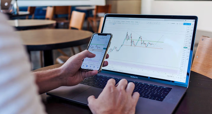 比特币价格在 7 月份上涨，期权和期货市场表现冷淡